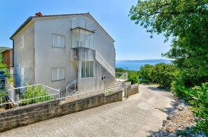Exterior - Cosy apartment with stunning sea views, barbecue area, washing machine (Crikvenica)
