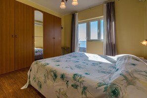 Desk, free WiFi, bed sheets - Cosy apartment with stunning sea views, barbecue area, washing machine (Crikvenica)