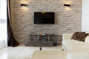 Living area - Unique apartment just 500 metres from the sandy beach with pool, home cinema, billiards and tennis lessons (Crikvenica)