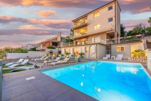 Pool - Unique apartment just 500 metres from the sandy beach with pool, home cinema, billiards and tennis lessons (Crikvenica)