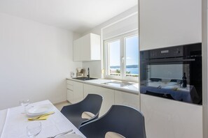 Coffee/tea maker, fridge, microwave, stovetop - Unique apartment just 500 metres from the sandy beach with pool, home cinema, billiards and tennis lessons (Crikvenica)