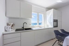 Fridge, microwave, stovetop, dishwasher - Unique apartment just 500 metres from the sandy beach with pool, home cinema, billiards and tennis lessons (Crikvenica)