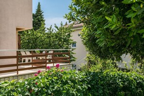 Property grounds - Pet-friendly apartment just 580 metres from the beach with sea views (Selce)