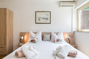 Desk, free WiFi, bed sheets - Pet-friendly apartment just 580 metres from the beach with sea views (Selce)