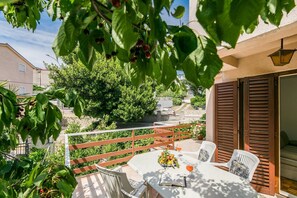 Outdoor dining - Pet-friendly apartment just 580 metres from the beach with sea views (Selce)