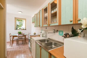 Fridge, microwave, stovetop, coffee/tea maker - Pet-friendly apartment just 580 metres from the beach with sea views (Selce)