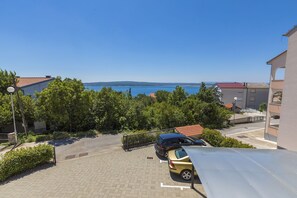 Property grounds - Modern apartment just 390 metres from the beach with stunning sea views and parking space (Dramalj)