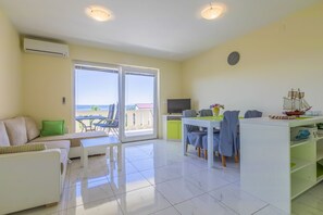 Living area - Modern apartment just 390 metres from the beach with stunning sea views and parking space (Dramalj)