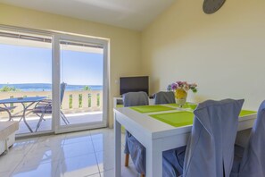 Outdoor dining - Modern apartment just 390 metres from the beach with stunning sea views and parking space (Dramalj)