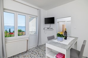 Dining - Renovated flat just 300 metres from the beach with sea views (Novi Vinodolski)