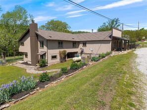 Exterior - Cozy Cowboy 5-bedroom Western Charm Retreat in Eureka Springs, AR (Eureka Springs)