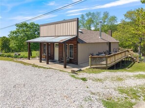 Exterior - Cozy Cowboy 5-bedroom Western Charm Retreat in Eureka Springs, AR (Eureka Springs)