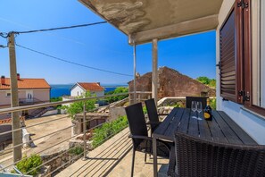 Outdoor dining - Idyllic studio apartment with sea view, private parking, air conditioning, WiFi (Crikvenica)