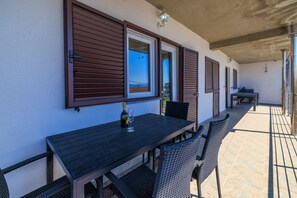 Outdoor dining - Idyllic studio apartment with sea view, private parking, air conditioning, WiFi (Crikvenica)
