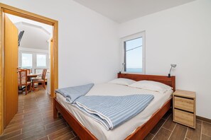Escritorio, wifi gratis y ropa de cama 