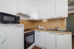 Fridge, stovetop, coffee/tea maker, cookware/dishes/utensils - Picturesque studio apartment with sea view, private parking, air conditioning (Crikvenica)