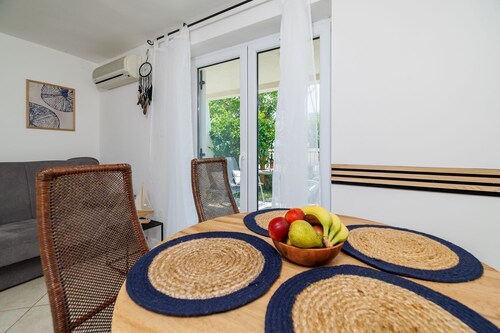 Comfortable apartment just 300 metres from the beach with deckchair, barbecue and parking space