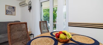 Cómodo apartamento a solo 300 metros de la playa con tumbona, barbacoa y plaza de aparcamiento.