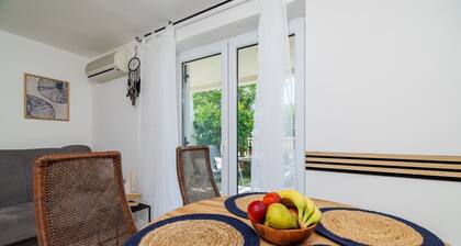 Comfortable apartment just 300 metres from the beach with deckchair, barbecue and parking space