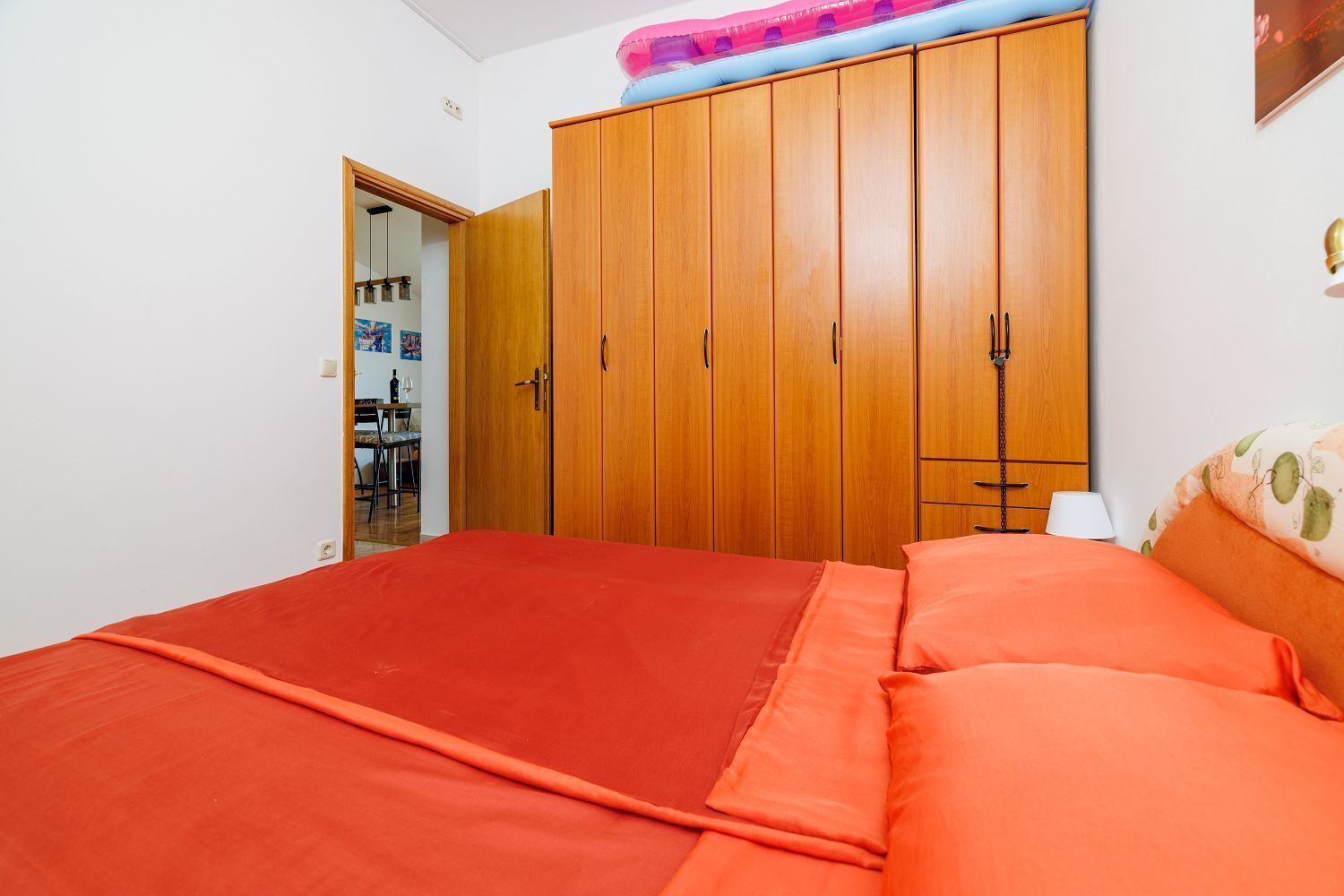 Skrivebord, wi-fi (inkludert) og sengetøy