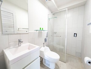 Douche, sèche-cheveux, serviettes fournies, savon