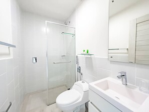 Een douche, een haardroger, handdoeken, zeep