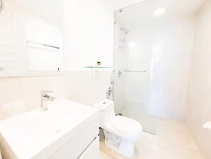 Dusj, hårføner, håndklær og såpe