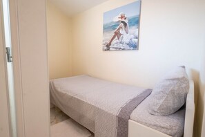 Desk, free WiFi, bed sheets - Quiet apartment close to the centre with private parking and washing machine (Novi Vinodolski)