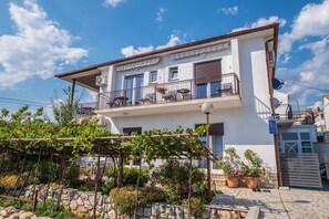 Exterior - Quiet apartment close to the centre with private parking and washing machine (Novi Vinodolski)