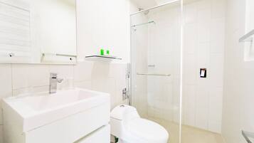 Dusche, Haartrockner, Handtücher, Seife