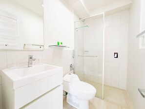 Dusche, Haartrockner, Handtücher, Seife