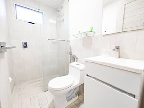 Ducha, secador de pelo, toallas, jabón