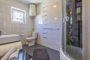 Douche, serviettes fournies