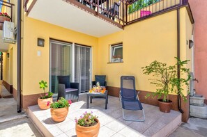 Terrace/patio - Mediterranean apartment just 300 metres from the beach with private parking, barbecue and air conditioning (Crikvenica)