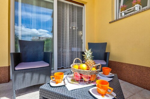 Mediterranes Apartment nur 300 Meter zum Strand mit Privatparkplatz, Grill, Klima
