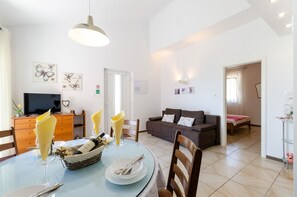 Living area - Comfortable apartment just 300 metres from the beach with sea view, deckchair, barbecue (Crikvenica)