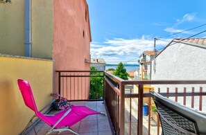 Property grounds - Comfortable apartment just 300 metres from the beach with sea view, deckchair, barbecue (Crikvenica)