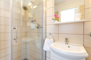 Shower, towels - Comfortable apartment just 300 metres from the beach with sea view, deckchair, barbecue (Crikvenica)
