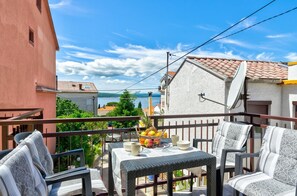 Outdoor dining - Comfortable apartment just 300 metres from the beach with sea view, deckchair, barbecue (Crikvenica)