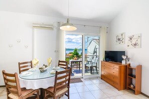 Dining - Comfortable apartment just 300 metres from the beach with sea view, deckchair, barbecue (Crikvenica)