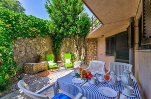 Outdoor dining - Charming flat just 580 metres from the beach - dogs welcome (Selce)