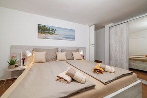 Desk, free WiFi, bed sheets - Charming flat just 580 metres from the beach - dogs welcome (Selce)