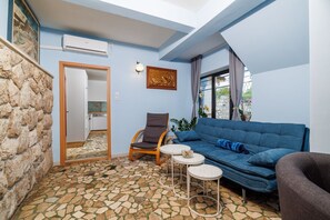 Living area - Rustic finca with 2 private parking spaces, barbecue area, washing machine (Grižane)