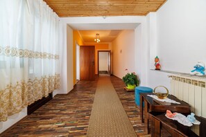 Lobby - Rustic finca with 2 private parking spaces, barbecue area, washing machine (Grižane)