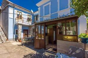 Outdoor dining - Rustic finca with 2 private parking spaces, barbecue area, washing machine (Grižane)