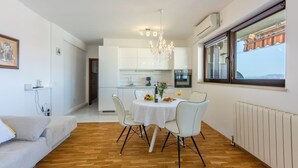 Un apartamento moderno con comedor, cocina y vistas a las montañas.