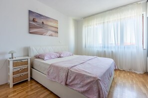 Escritorio, wifi gratis y ropa de cama 