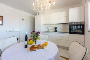 Dining - Cosy flat just 500 metres from the beach with sea views – everything within easy reach (Novi Vinodolski)