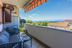 Property grounds - Cosy flat just 500 metres from the beach with sea views – everything within easy reach (Novi Vinodolski)