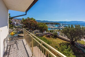 Outdoor dining - Bright apartment just 100 metres from the beach with sea view, parking space, BBQ (Novi Vinodolski)